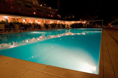 gece Yunan otelin havuzu