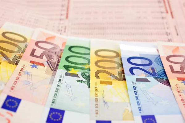 Billets en euros sur un journal financier — Photo