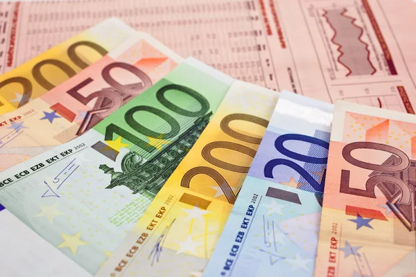 A gazdasági napilap az euro-bankjegyek — Stock Fotó