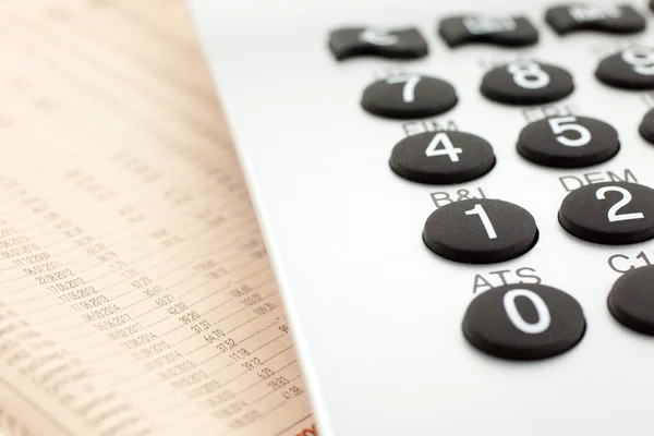 Finansiell tidning med miniräknareοικονομική εφημερίδα με την αριθμομηχανή — Stockfoto
