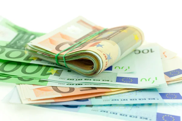 Rouleau avec des billets en euros en caoutchouc sur fond blanc — Photo