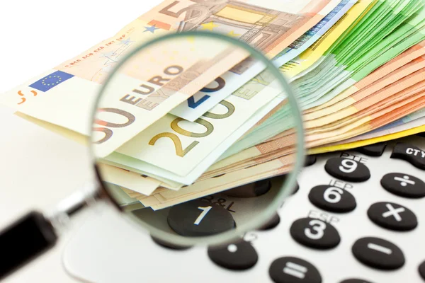 Eurosedlar med miniräknare och förstoringsglas — Stockfoto