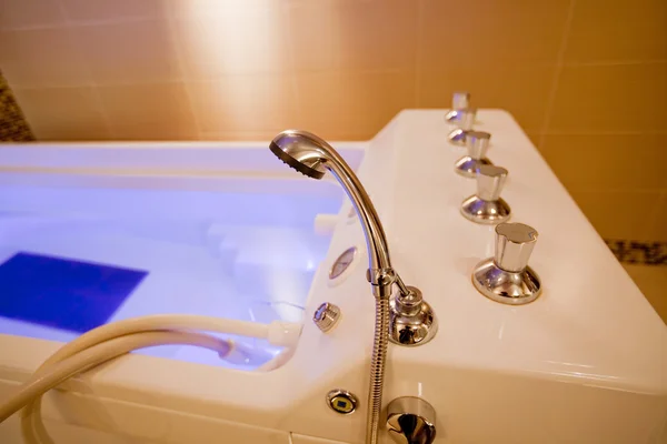 在一家美容诊所-水力按摩浴缸 — 图库照片