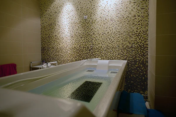 Hydromassage-Badewanne in der kosmetologischen Klinik — Stockfoto