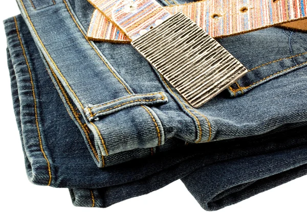 Джинсы в голубой джинсе и ремень из кожи — стоковое фото