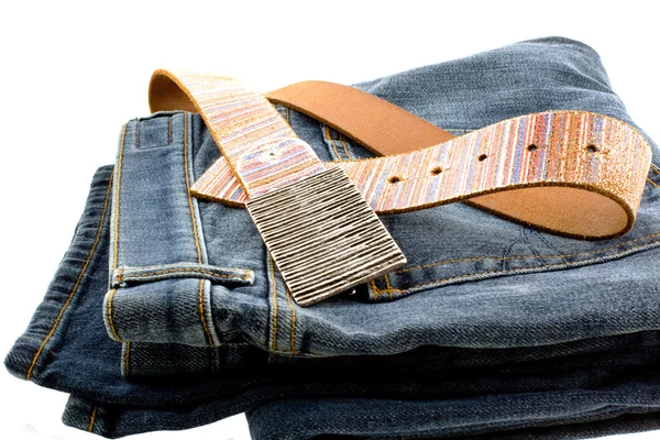 Calça jeans jeans azul e cinto de couro cinta — Fotografia de Stock