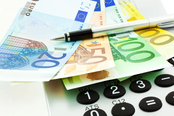 Notas de euro com calculadora e caneta — Fotografia de Stock