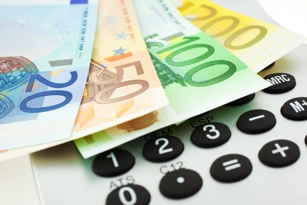 Hesap makinesi ile Euro notları — Stok fotoğraf