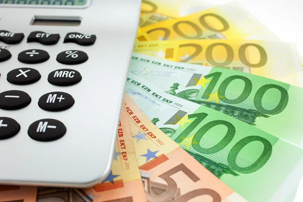 Billetes en euros con calculadora — Foto de Stock