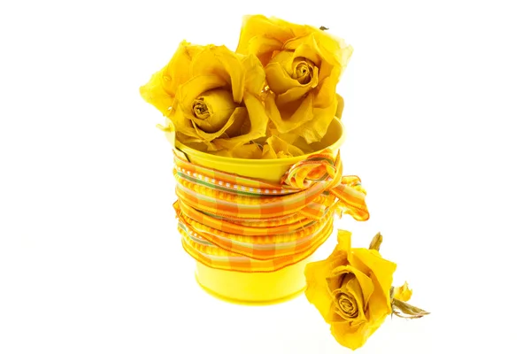 Roses jaunes sèches dans un seau avec ruban orange — Photo