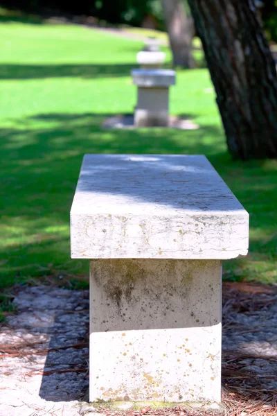 Белые каменные скамейки в парке — стоковое фото