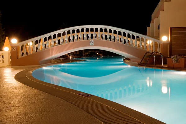 希腊酒店晚上的池 — 图库照片