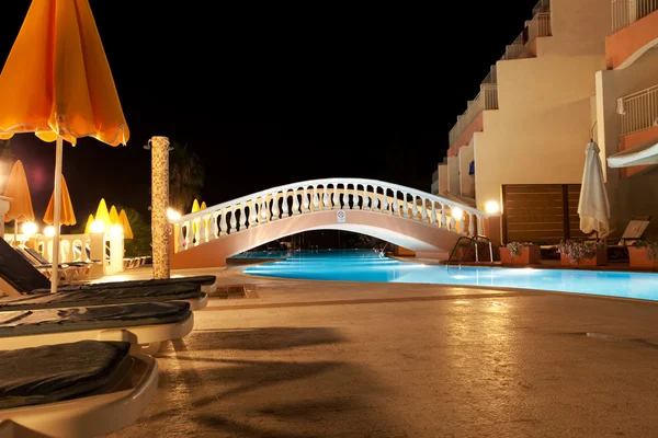 Pool des griechischen Hotels bei Nacht — Stockfoto