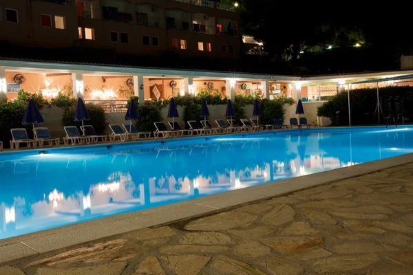 Πισίνα του ξενοδοχειακού τη νύχτα — Φωτογραφία Αρχείου