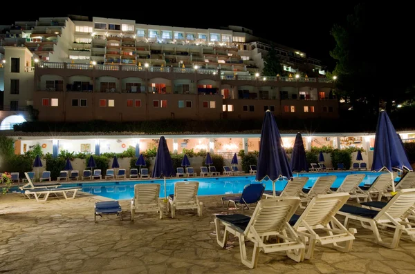 Front of Greek hotel at night — Stock Photo, Image