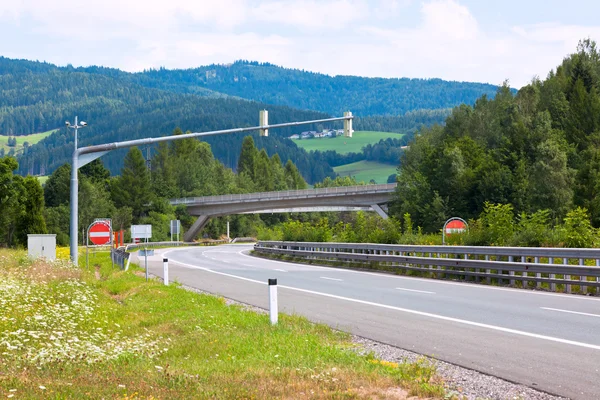 Snelweg in Oostenrijkse Alpen — Stockfoto