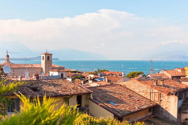 Garda Gölü ve desenzano şehirde göster — Stok fotoğraf
