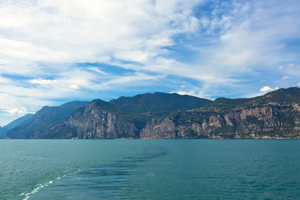Nézd át a garda-tó Olaszország — Stock Fotó