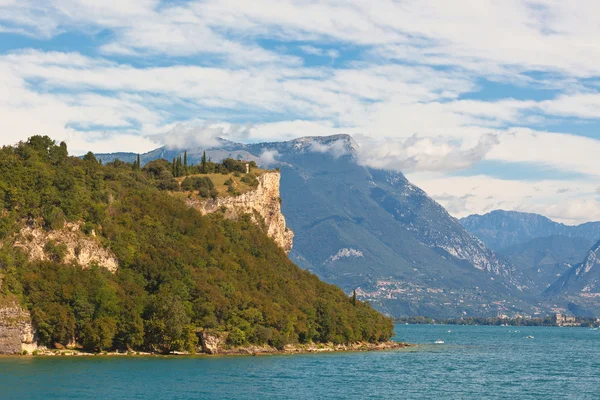 Δείτε πάνω από τη λίμνη garda στην Ιταλία — Φωτογραφία Αρχείου