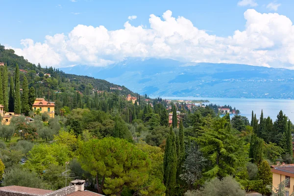 Vista sobre el lago de Garda en Italia — Foto de Stock