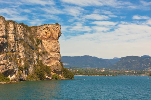 Pohled přes jezero garda v Itálii — Stock fotografie