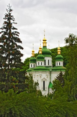 kiev Botanik Bahçesi bahar kilisede. Kiev