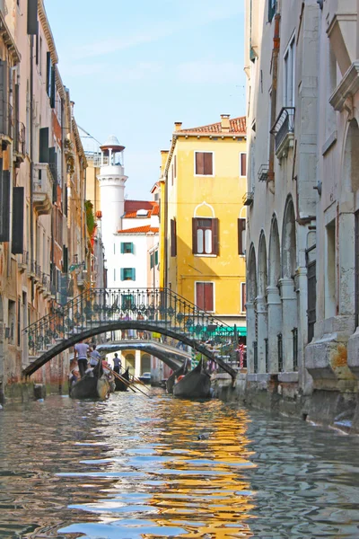 Colorful bridge across canal in Venice, — Stock Photo, Image