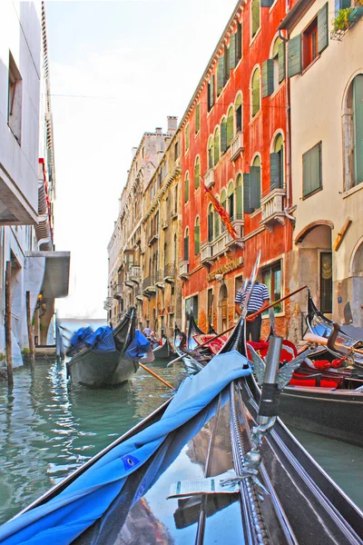 Πολύχρωμο γέφυρα κανάλι στη Βενετία, — Φωτογραφία Αρχείου