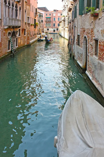 Ponte colorida através do canal em Veneza , — Fotografia de Stock