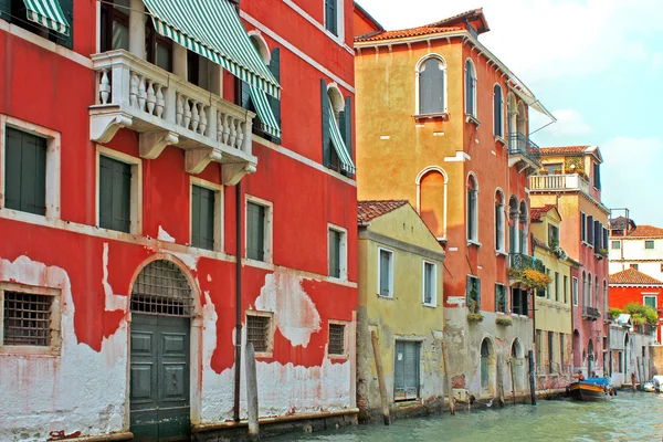 Ponte Colorida Através Canal Veneza Itália — Fotografia de Stock