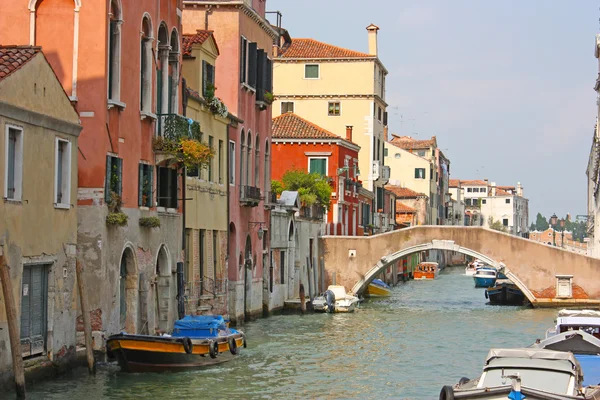 Красочный мост через канал в Венеции , — стоковое фото