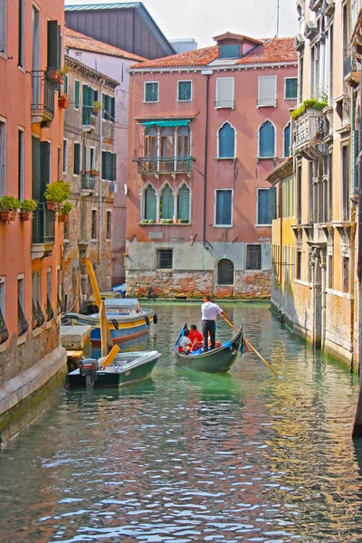 Pont coloré à travers le canal à Venise , — Photo