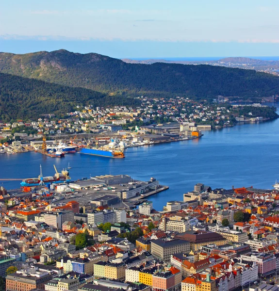 Landschap van de stad van de bergen genomen in Noorwegen — Stockfoto