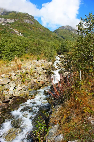 Le pays du bois et de la neige dans les montagnes prises en Norvège — Photo
