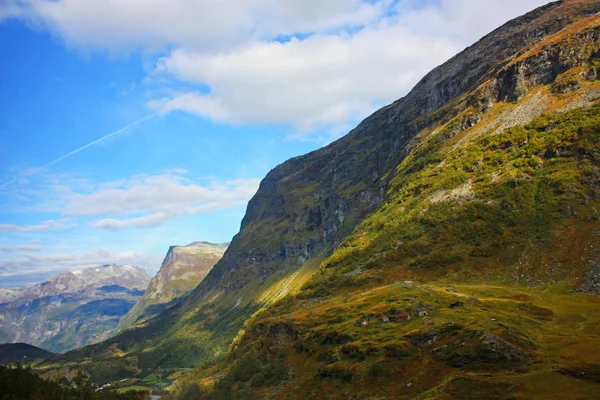 Τη γη από το ξύλο και το χιόνι στα βουνά που λαμβάνονται στη Νορβηγία — Φωτογραφία Αρχείου