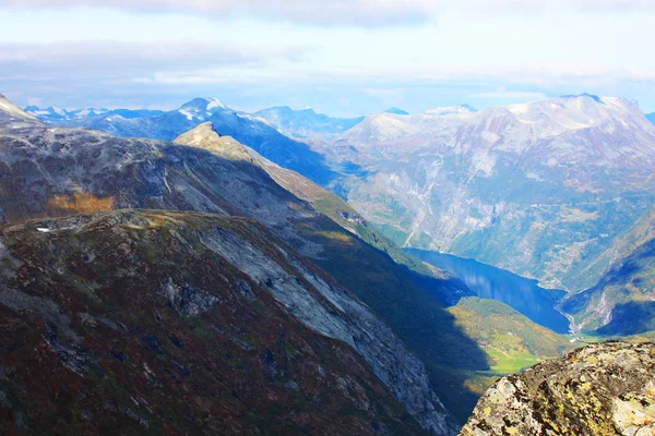 La terra del bosco e della neve in montagna presa in Norvegia — Foto Stock