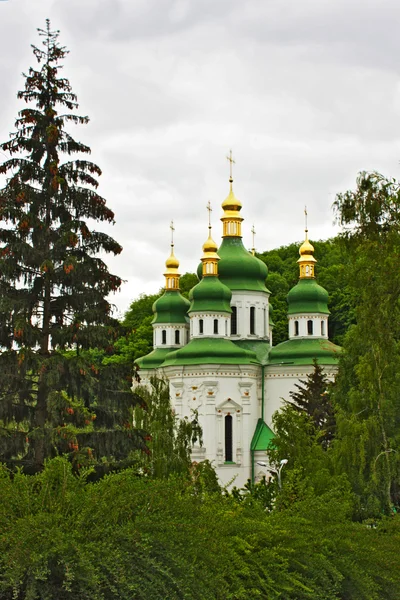 Церква в Київського ботанічного саду навесні. Київ — стокове фото