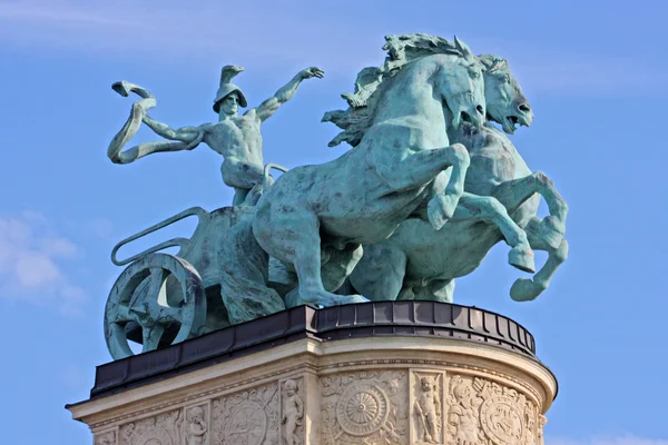 Monumenti di Budapest nella piazza più grande di Herous of the City — Foto Stock