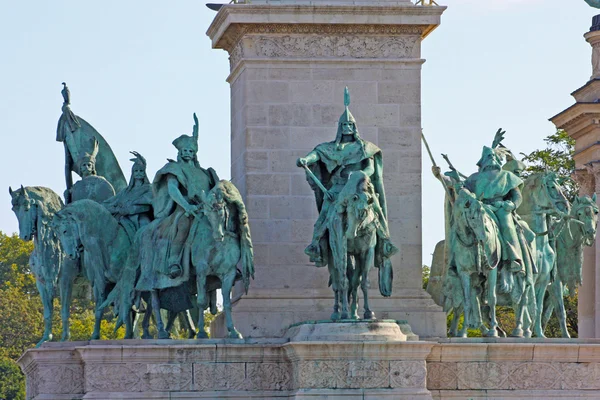 Památky v Budapešti na největší squareof herous města — Stock fotografie