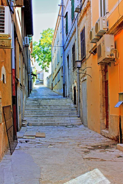 Straat in het kleine stadje rovin — Stockfoto