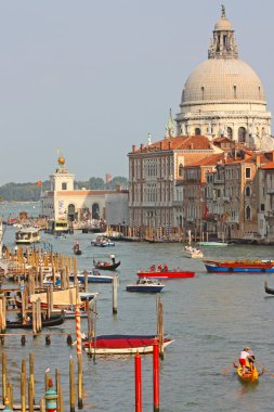 Venedik canal'ın renkli köprüden,