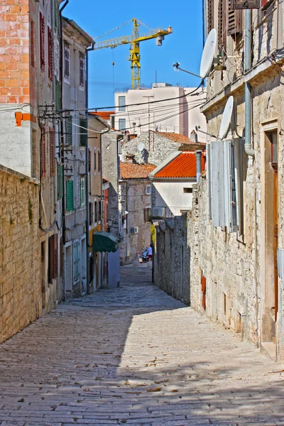 Sokakta küçük bir kasaba rovin — Stok fotoğraf