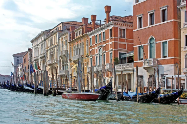 Красочный мост через канал в Венеции — стоковое фото