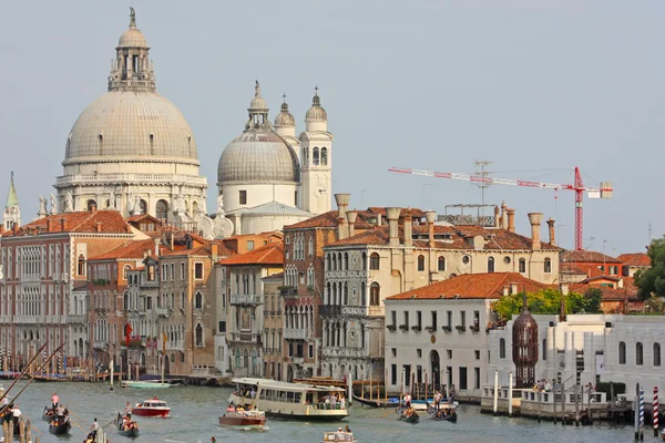 Красочный мост через канал в Венеции , — стоковое фото