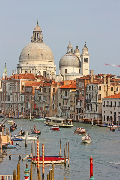 七彩桥跨越在威尼斯运河, — 图库照片