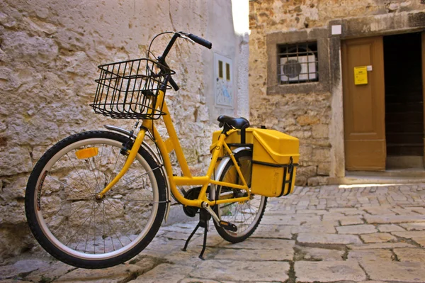 Velho adulto e criança bicicleta acorrentado juntos na rua antiga — Fotografia de Stock