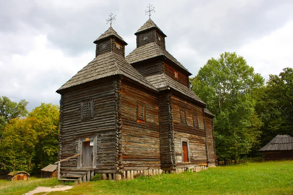 Pirogovo の秋の公園で撮影の色の木の木造住宅 — ストック写真