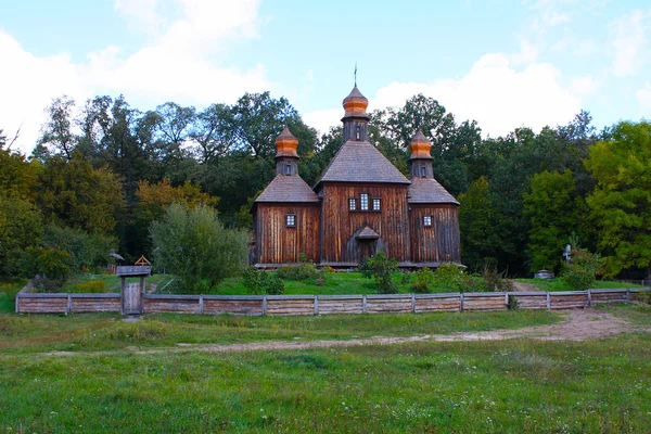 Casas de madeira em árvores coloridas tomadas no parque no outono em Pirogovo — Fotografia de Stock
