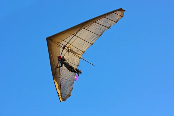 夏に取られるクリミアでハング グライダー — ストック写真