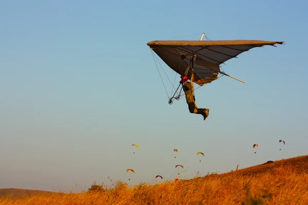 Drachenfliegen auf der Krim im Sommer — Stockfoto